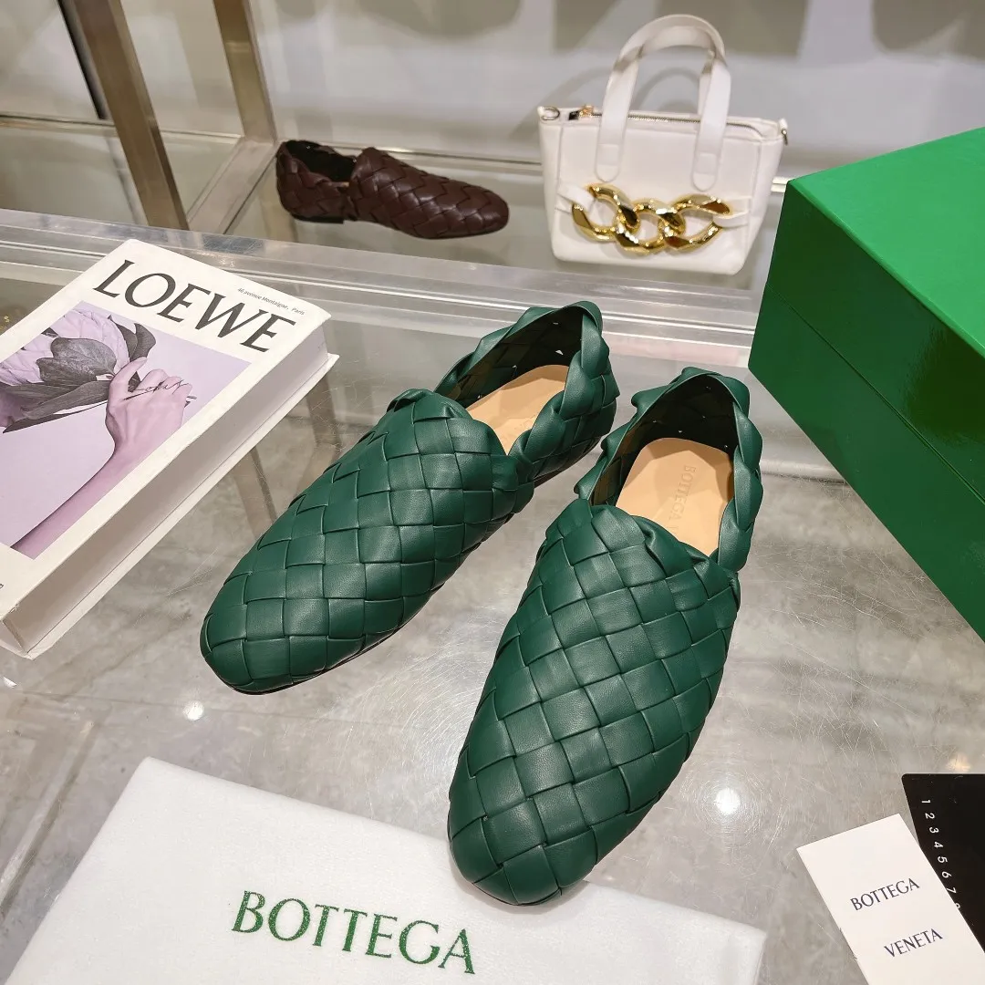 [BV] Top P: 760💰Size for couples: 35-44 (Female 34.40.41. Male 38 45. Custom-made and non-returnable) (Bottega Veneta) Genuine leather outsole classic woven beanie shoes, set of feet and heels for two wears Blessed are the little feet👣👣Comfortable casual shoes that can be worn all year round, made of imported first-layer sheepskin➕fine-quality sheepskin leather, imported sheepskin lining, luxury genuine leather outsole [rose][rose], Bottega Veneta is an Italian luxury brand. Made using traditional Italian leather craftsmanship. .